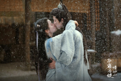 網(wǎng)劇《孔雀圣使請動心》今日開播，周峻緯張楚寒演繹雙世甜愛