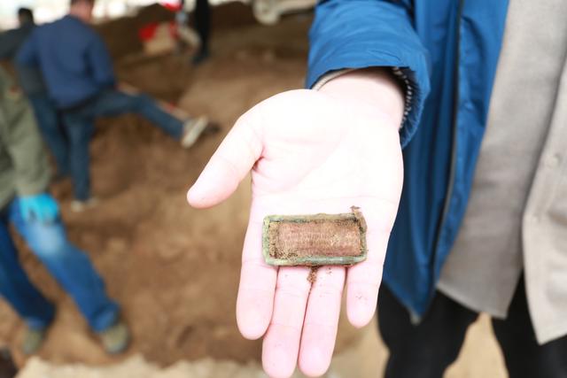 抗戰(zhàn)烈士墓發(fā)現(xiàn)年輕女子照片，河北當(dāng)?shù)貙㈤_展烈士尋親工作 4