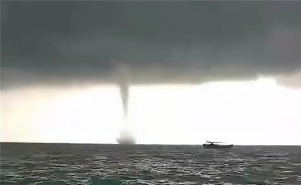 中國(guó)香港水域出現(xiàn)水龍卷：水柱從海面直沖云霄 專(zhuān)家科普原理