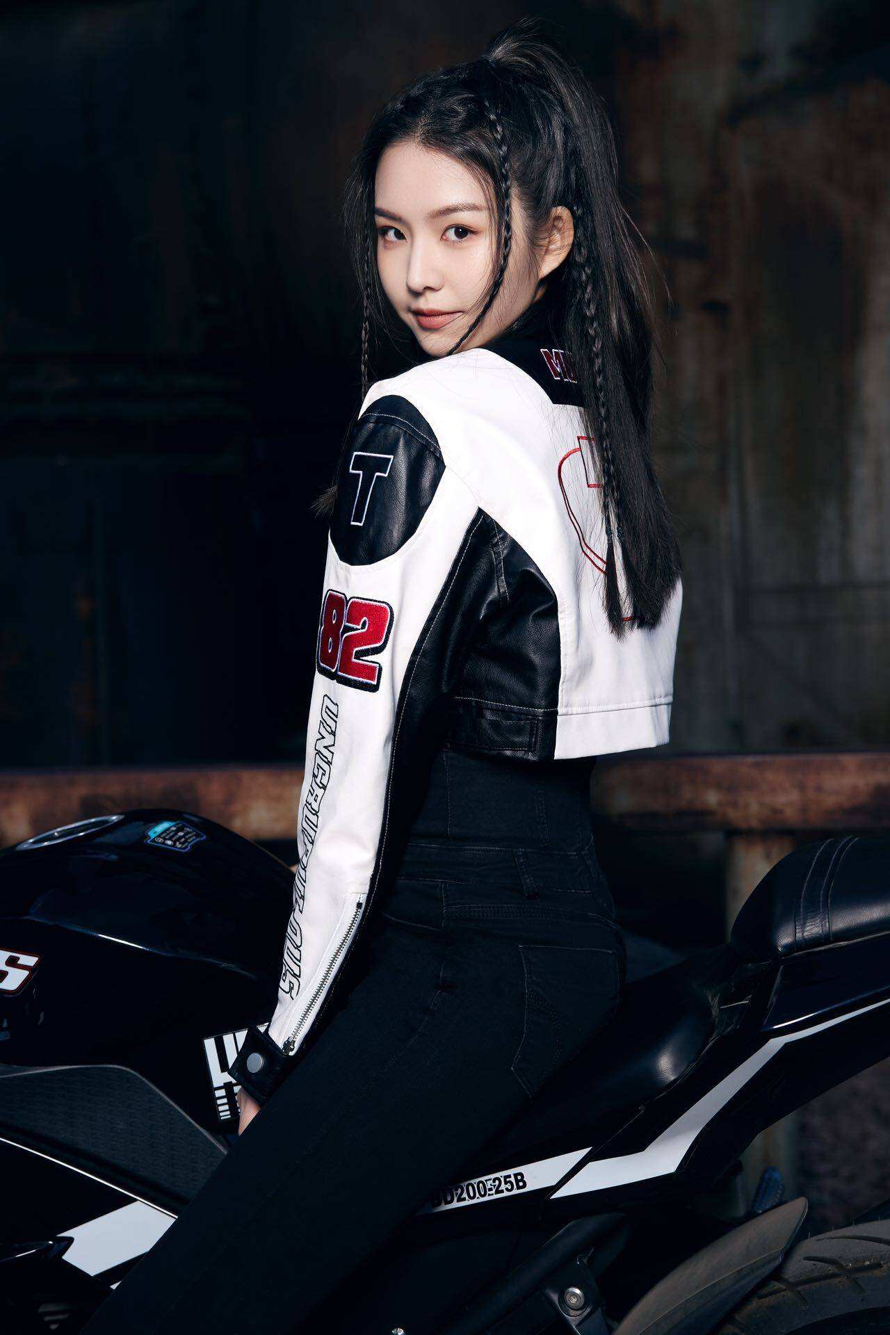 機車寫真嘗試全新風格 陳雨賢展現(xiàn)百變魅力