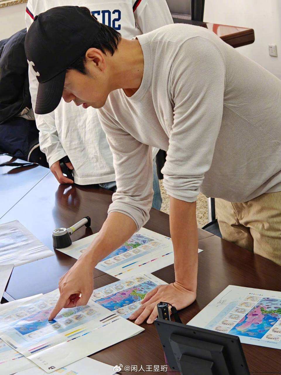 水哥王昱珩參與設(shè)計(jì)郵票正式發(fā)行 直播辟謠戀情：無(wú)中生有