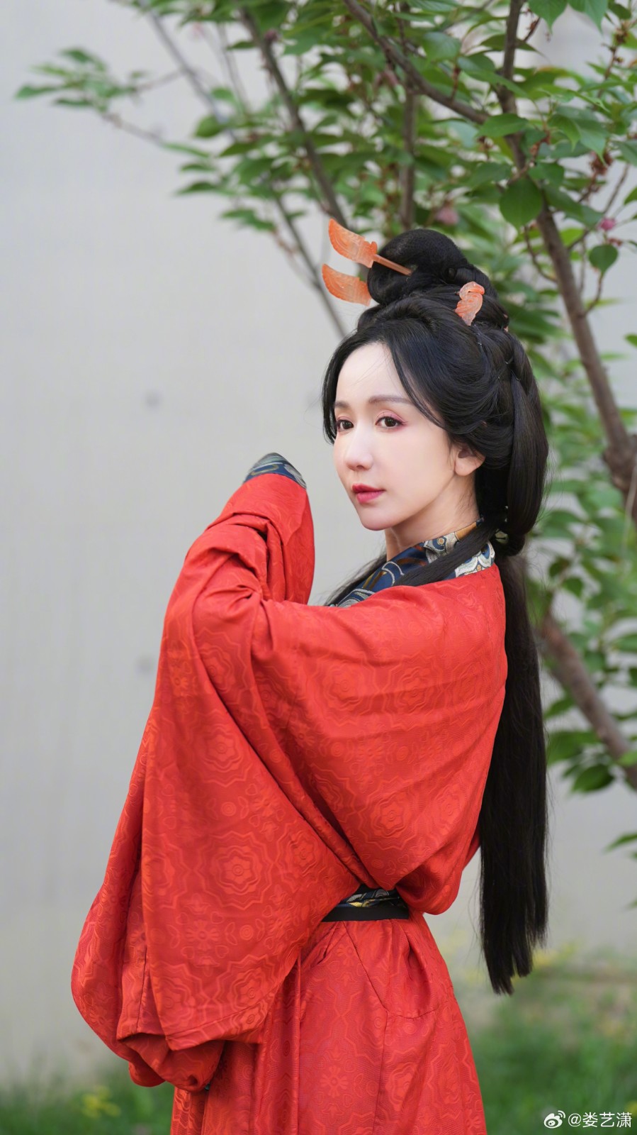 婁藝瀟打游戲穿漢服Cos武則天 真的非常驚艷！