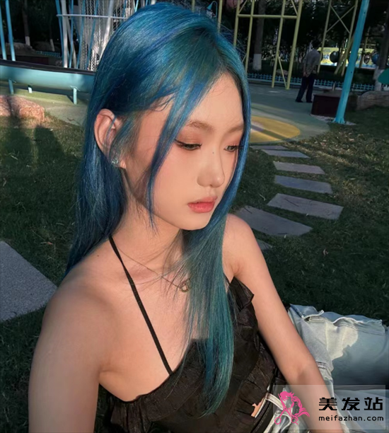 夏天流行發(fā)色推薦 清新克萊因藍(lán)