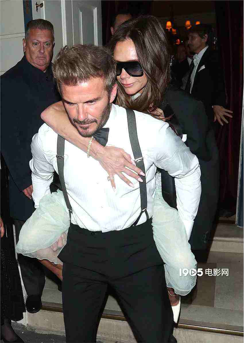 維多利亞50歲生日辣妹重聚 阿湯哥斯坦森現(xiàn)身派對(duì)