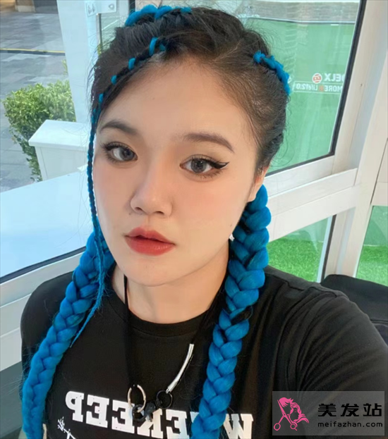 夏天流行發(fā)色推薦 清新克萊因藍(lán)