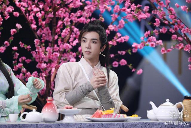 華晨宇曬古裝造型 臉型完美匹配武俠風(fēng)(華晨宇曬古裝造型)(4)