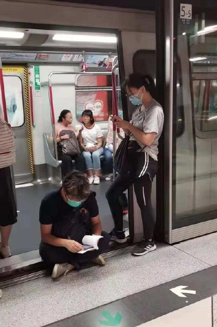 炮灰 們?cè)撔研蚜?為什么亂港派頭目子女無一上街游行（炮灰們?cè)撔研蚜耍?6)