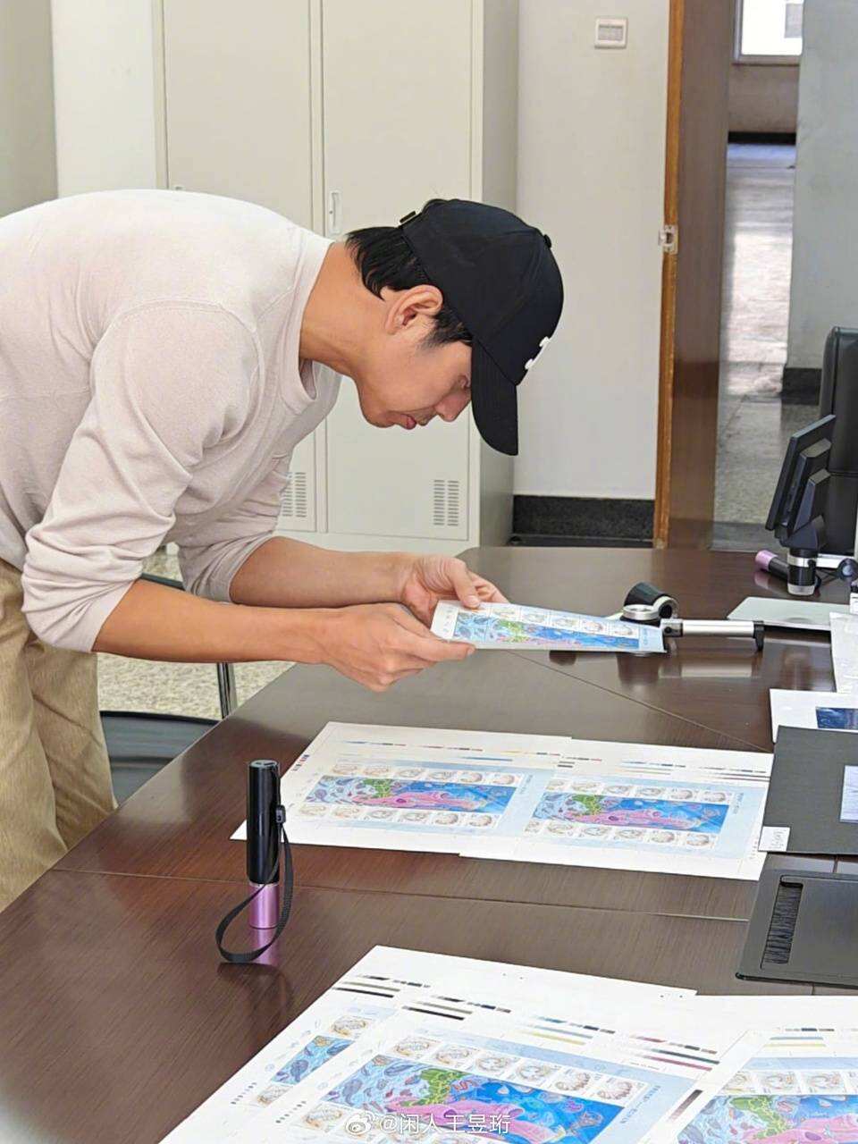 水哥王昱珩參與設(shè)計(jì)郵票正式發(fā)行 直播辟謠戀情：無(wú)中生有