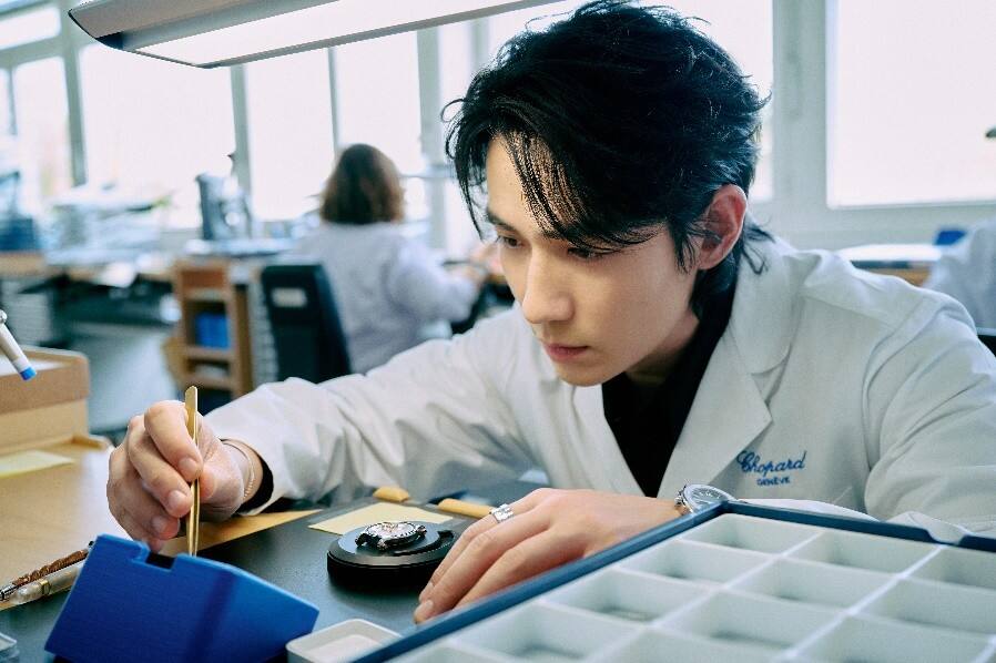 Chopard蕭邦全球品牌大使朱一龍參觀品牌工坊，探秘卓越匠藝與至臻美學(xué)