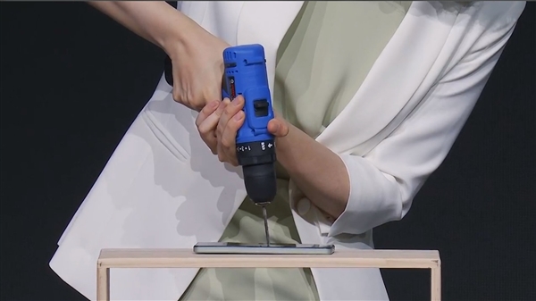 產(chǎn)品經(jīng)理穿高跟鞋暴踩OPPO K12：結(jié)果完好無(wú)損