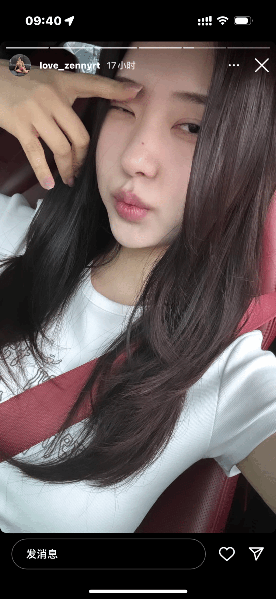 《星刃》女主體模更新美照：保時(shí)捷車中自拍 表情誘人