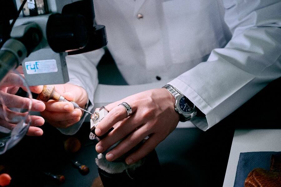 Chopard蕭邦全球品牌大使朱一龍參觀品牌工坊，探秘卓越匠藝與至臻美學(xué)