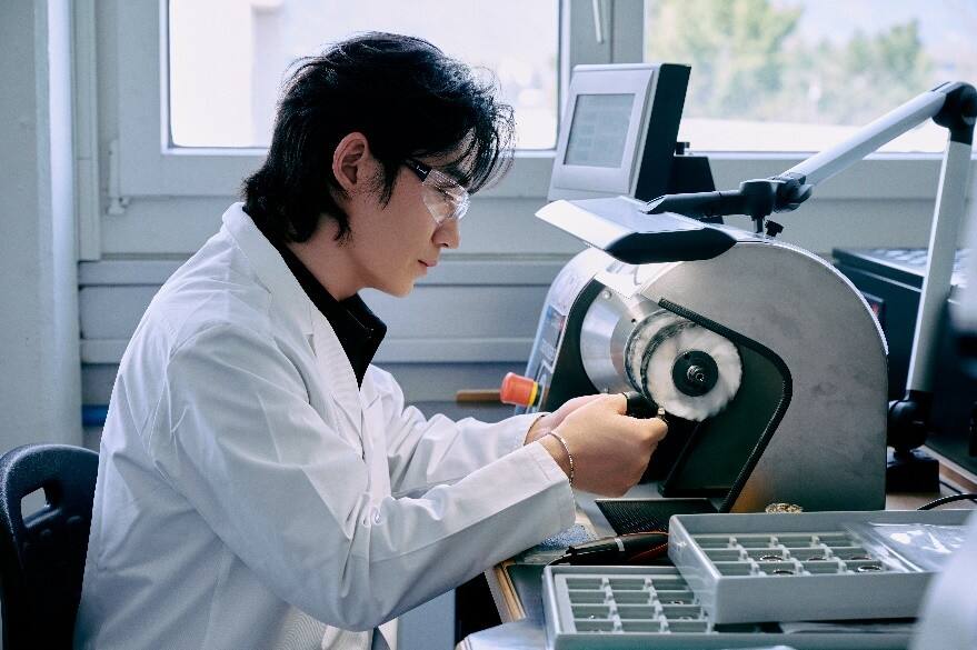 Chopard蕭邦全球品牌大使朱一龍參觀品牌工坊，探秘卓越匠藝與至臻美學(xué)