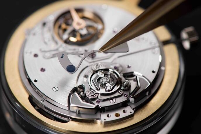 卓越制表工藝和高復(fù)雜外緣擺陀技術(shù) 寶齊萊(CARL.F.BUCHERER) 最新表款均采用自制機芯并配備高級復(fù)雜功能