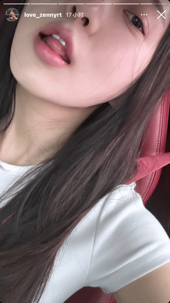 《星刃》女主體模更新美照：保時(shí)捷車中自拍 表情誘人