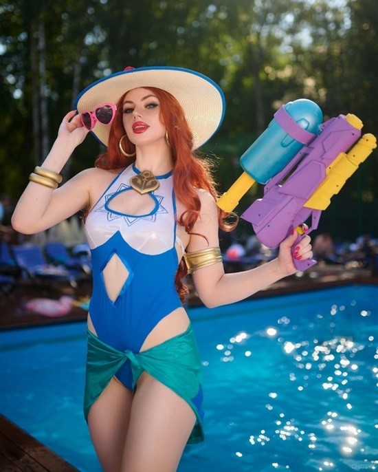 俄妹COS小丑女：膠衣抹胸 身材絕佳