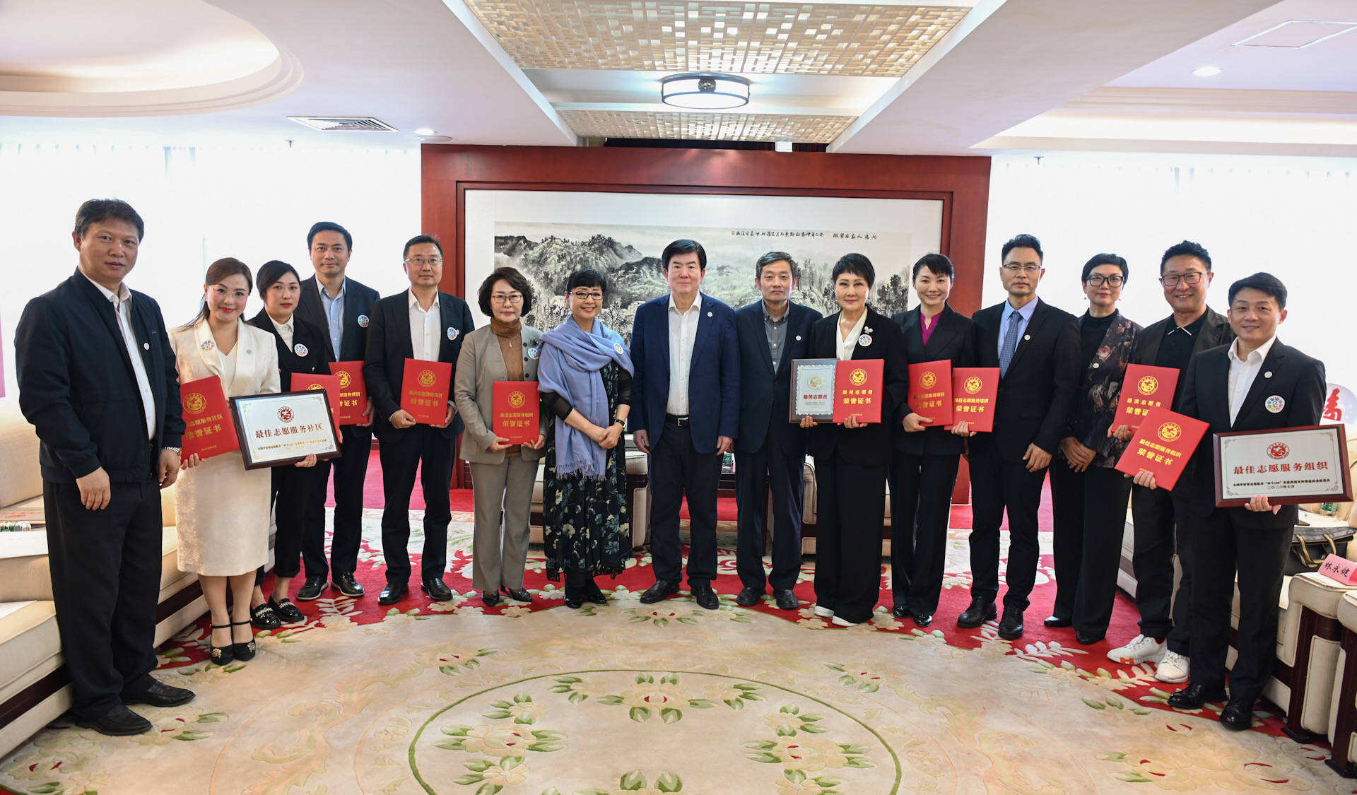 張凱麗、林永健、任魯豫獲學(xué)雷鋒志愿服務(wù)“四個100”最美志愿者表彰