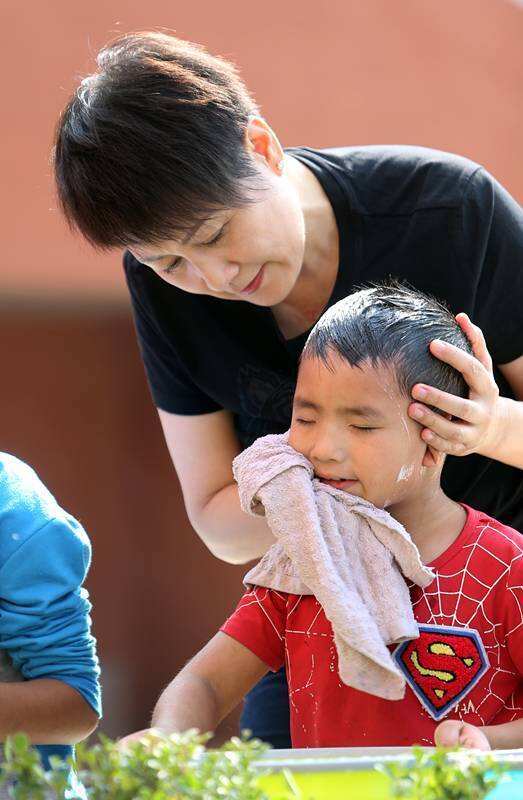 張凱麗、林永健、任魯豫獲學(xué)雷鋒志愿服務(wù)“四個100”最美志愿者表彰