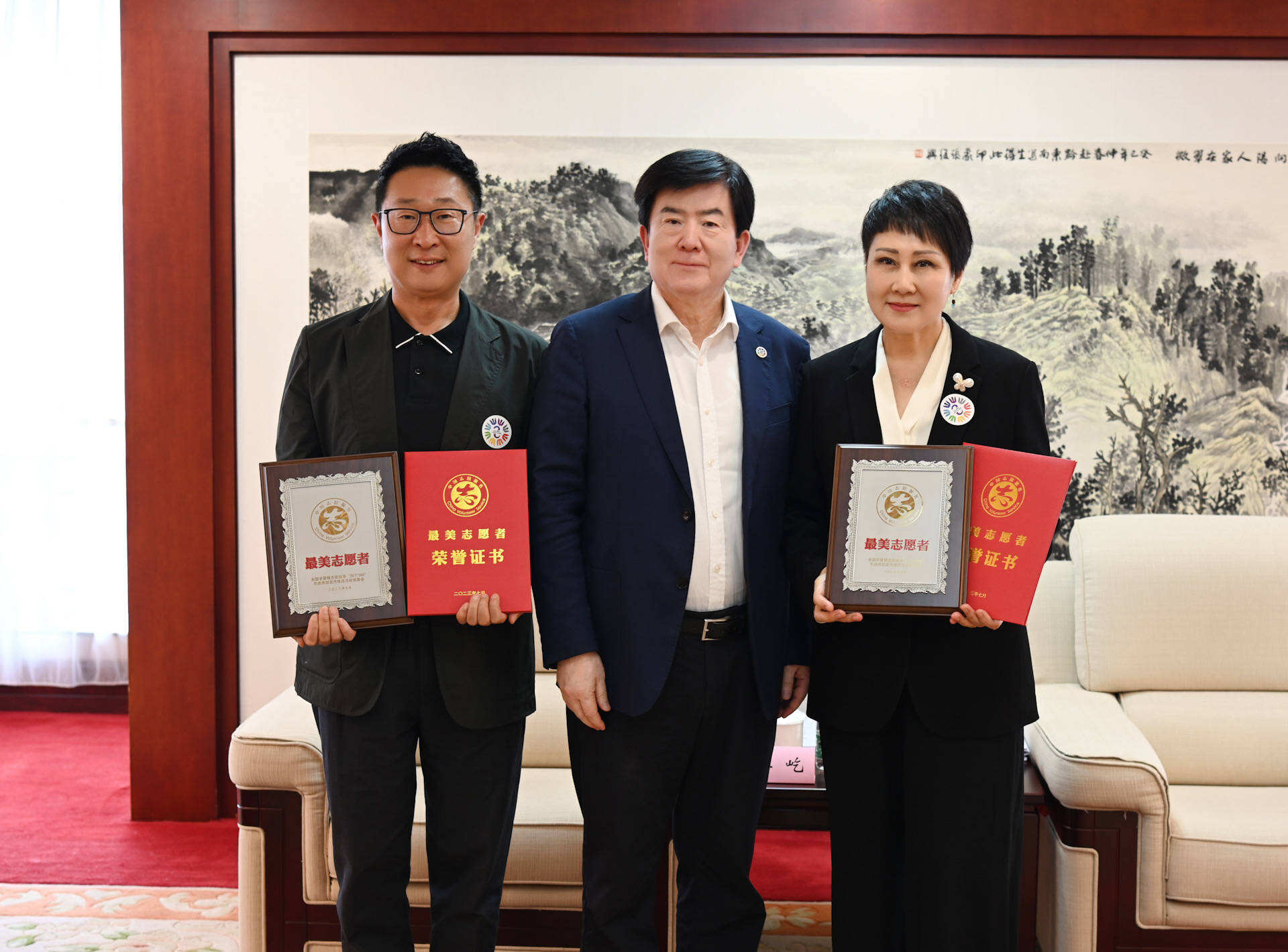 張凱麗、林永健、任魯豫獲學(xué)雷鋒志愿服務(wù)“四個100”最美志愿者表彰
