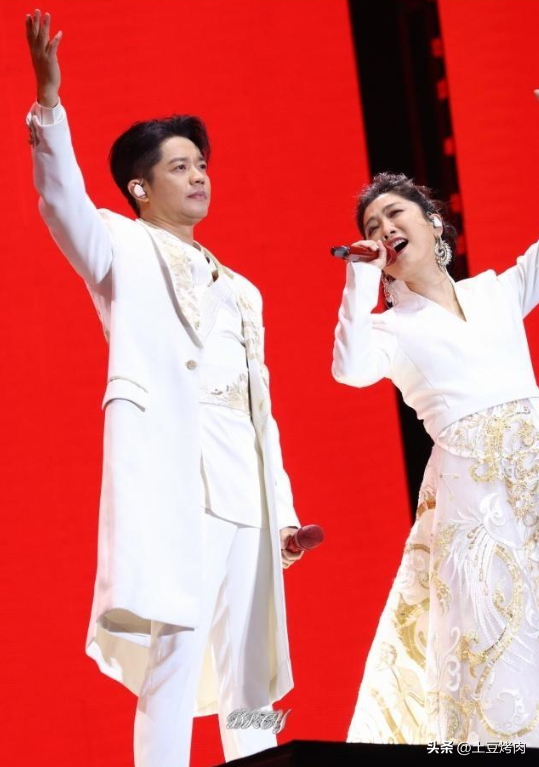 鳳凰傳奇演唱會全場大合唱，山河圖臺下卻不唱了，網(wǎng)友：太好笑了 32