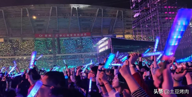 鳳凰傳奇演唱會全場大合唱，山河圖臺下卻不唱了，網(wǎng)友：太好笑了 28