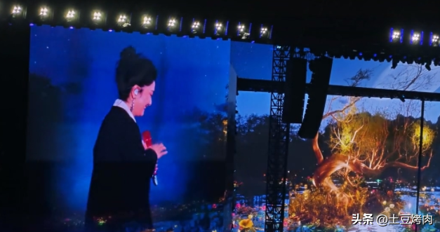 鳳凰傳奇演唱會全場大合唱，山河圖臺下卻不唱了，網(wǎng)友：太好笑了 30