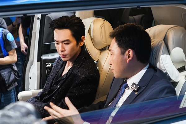 張若昀亮相北京車(chē)展：稱《慶余年2》五月中旬播出