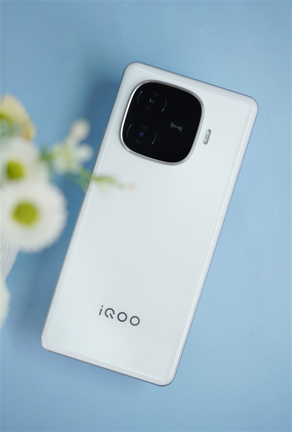 144Hz高刷屏+6000mAh超大電池！iQOO Z9圖賞