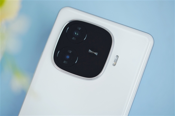 144Hz高刷屏+6000mAh超大電池！iQOO Z9圖賞