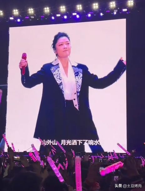 鳳凰傳奇演唱會全場大合唱，山河圖臺下卻不唱了，網(wǎng)友：太好笑了 10