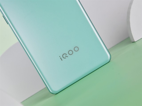 iQOO Z9 Turbo上手：1999元同檔佳性能手機(jī)