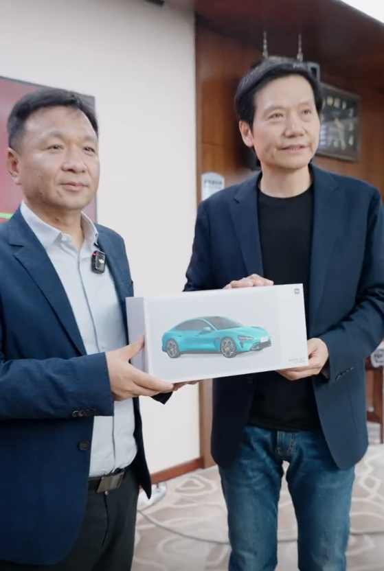 雷軍帶SU7車隊拜訪北汽集團：感謝對小米汽車巨大幫助