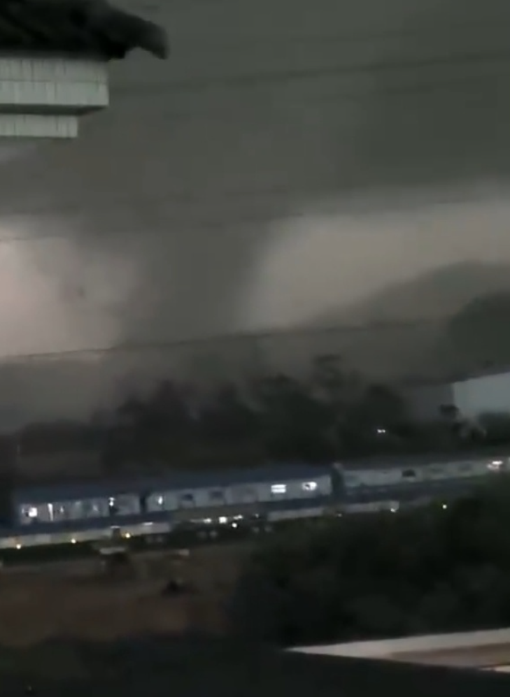 廣州提醒雷擊大風(fēng)致災(zāi)風(fēng)險極高，龍卷風(fēng)+冰雹+強雷雨 6