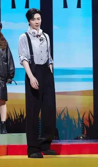 賈冰于洋張子楓胡先煦攜新電影做客好六街，劉宇寧被迫洗了個淋浴高瀚宇被水噴出表情包