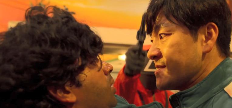 魷魚游戲警察死了沒，魷魚游戲大結(jié)局警察墜海 10