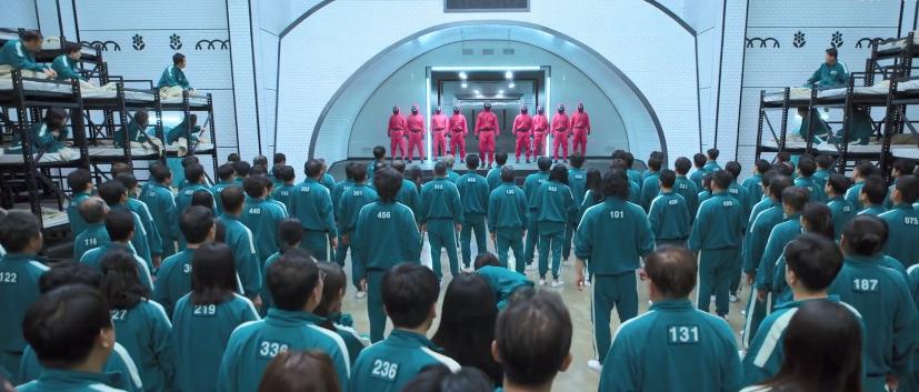 魷魚游戲警察死了沒，魷魚游戲大結(jié)局警察墜海 4