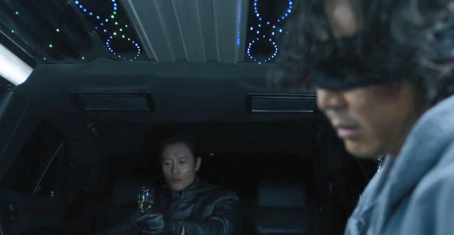 魷魚游戲警察死了沒，魷魚游戲大結(jié)局警察墜海 6