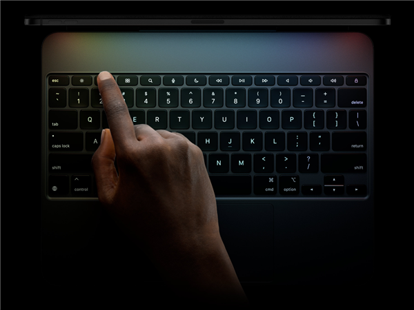 全套頂配25897元！蘋果發(fā)布新款iPad Pro：首創(chuàng)雙層超薄OLED