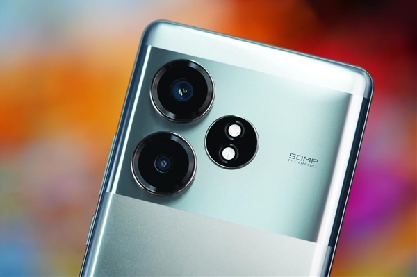 第三代驍龍8s僅2099元！真我GT Neo6蒼野駭客圖賞