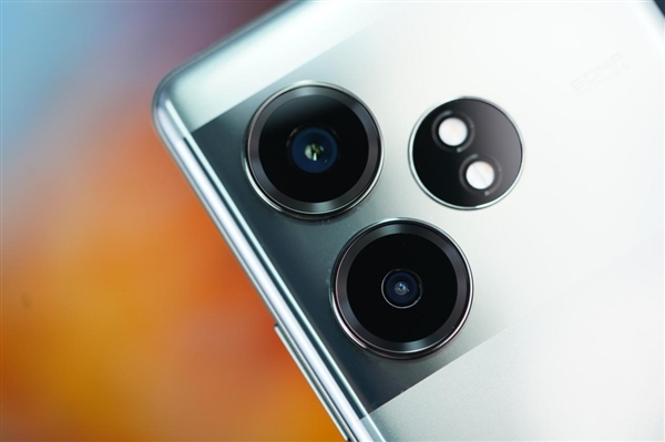 第三代驍龍8s僅2099元！真我GT Neo6蒼野駭客圖賞