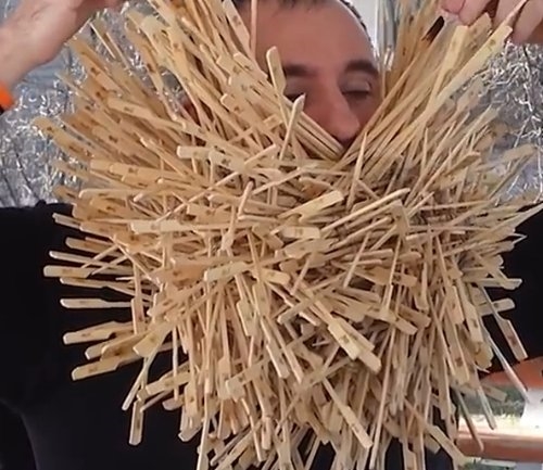 男子胡子插入600根燒烤簽子創(chuàng)吉尼斯世界紀(jì)錄 下巴變刺猬