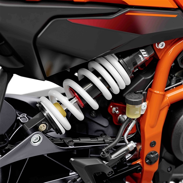 3萬(wàn)9千8！全新KTM 390 DUKE上市：?jiǎn)胃姿臎_程可彈射起步