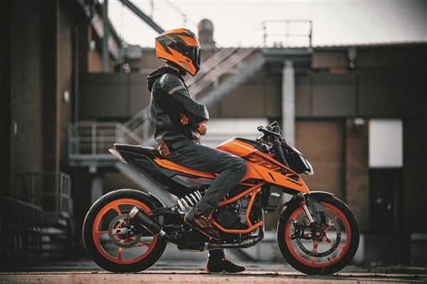 3萬(wàn)9千8！全新KTM 390 DUKE上市：?jiǎn)胃姿臎_程可彈射起步