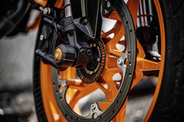 3萬(wàn)9千8！全新KTM 390 DUKE上市：?jiǎn)胃姿臎_程可彈射起步