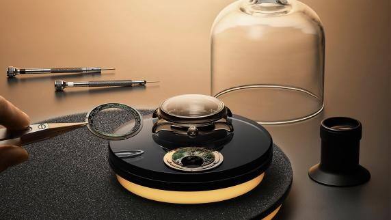 超卓傳統(tǒng)大師系列948型機芯世界時腕表煥新面世——綠色琺瑯表盤搭配玫瑰金表殼，搭載超卓復(fù)雜功能