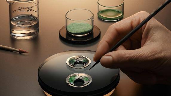 超卓傳統(tǒng)大師系列948型機芯世界時腕表煥新面世——綠色琺瑯表盤搭配玫瑰金表殼，搭載超卓復(fù)雜功能