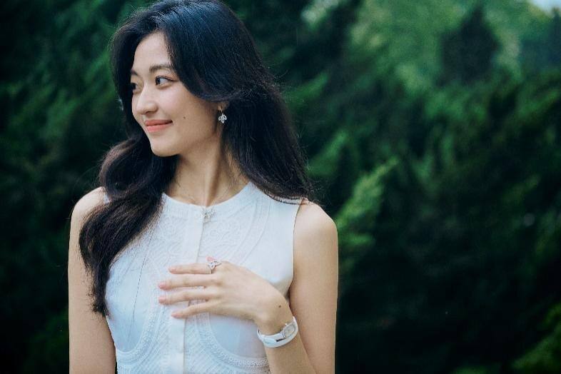 演員孫千佩戴海瑞溫斯頓珠寶和腕表作品亮相2024年中央廣播電視總臺(tái)五四青年晚會(huì)