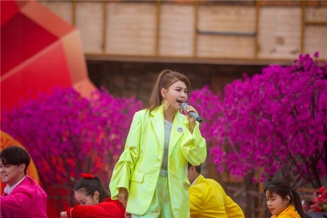 烏蘭圖雅隨中國(guó)文聯(lián)文藝志愿服務(wù)團(tuán)走進(jìn)吉林延邊東方第一村慰問演出