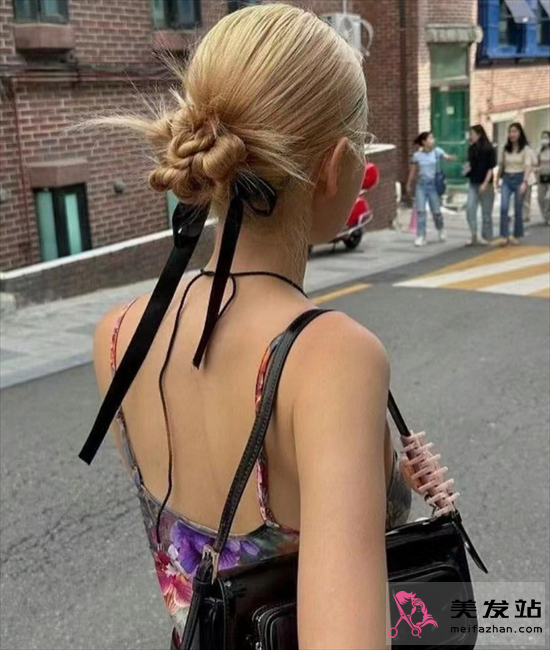 芭蕾風(fēng)絲帶發(fā)型 甜酷減齡不失個(gè)性