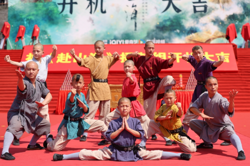 成毅武俠劇《赴山?！烽_機(jī) 少林七小俠現(xiàn)場助威